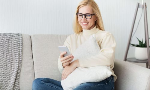 new-user-excited-woman-using-her-smartphone-4BZQ6AP