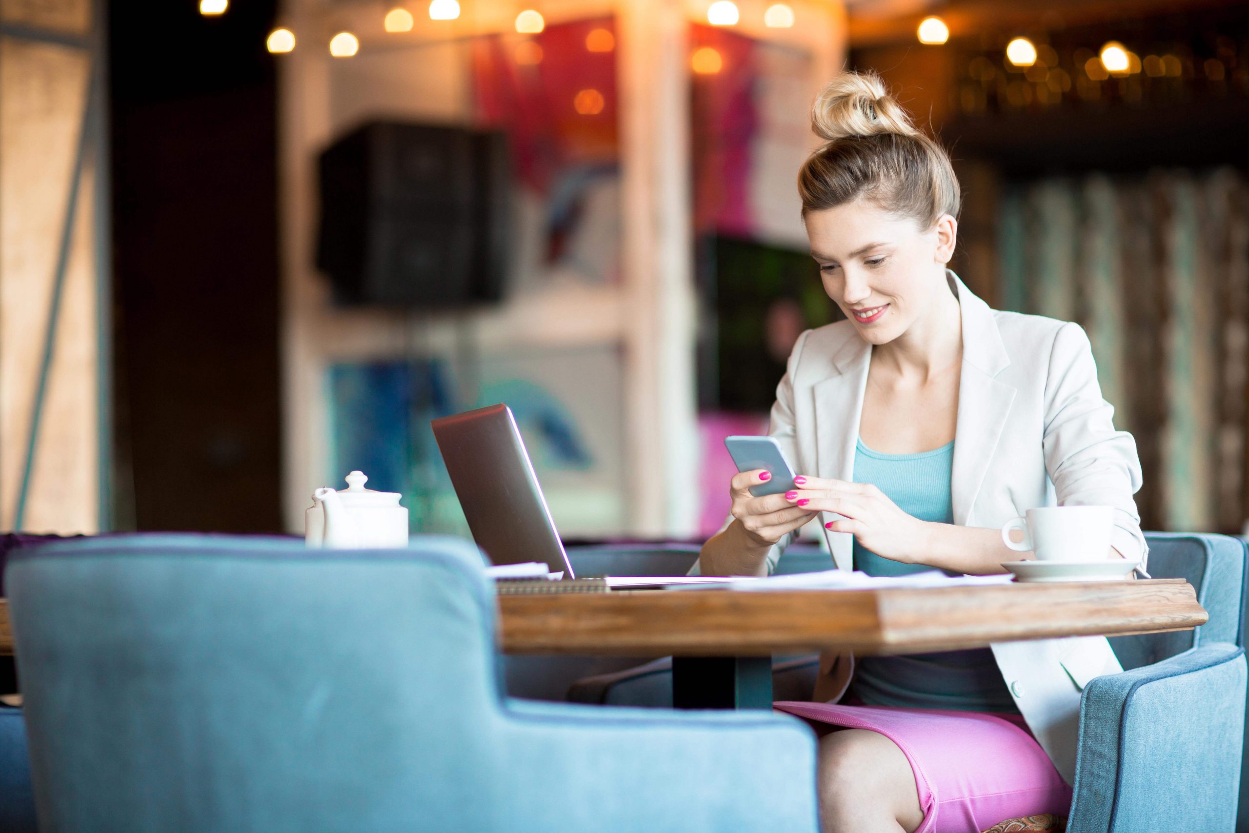 texting-to-client-AGUCNSV